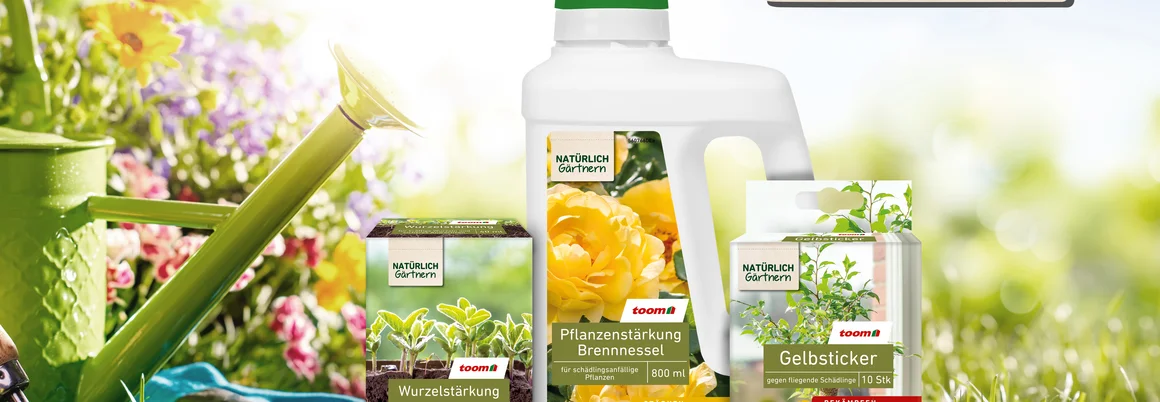 Drei verschiedene Produkte der Toom Eigenmarke Natürlich Gärtnern im Garten